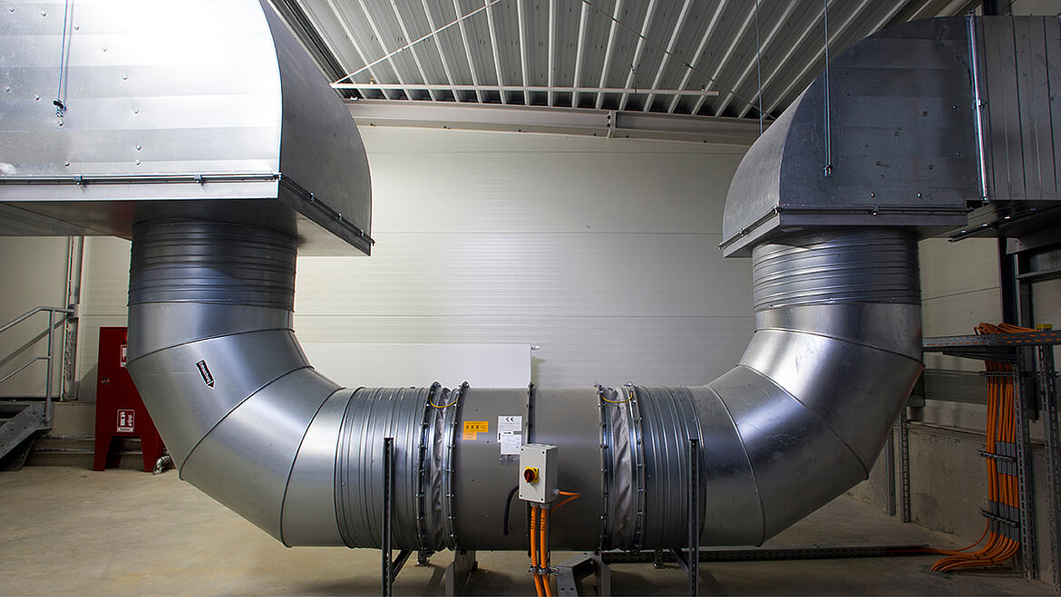 maschinelle Rauchabzugsanlage mit Metallrohren