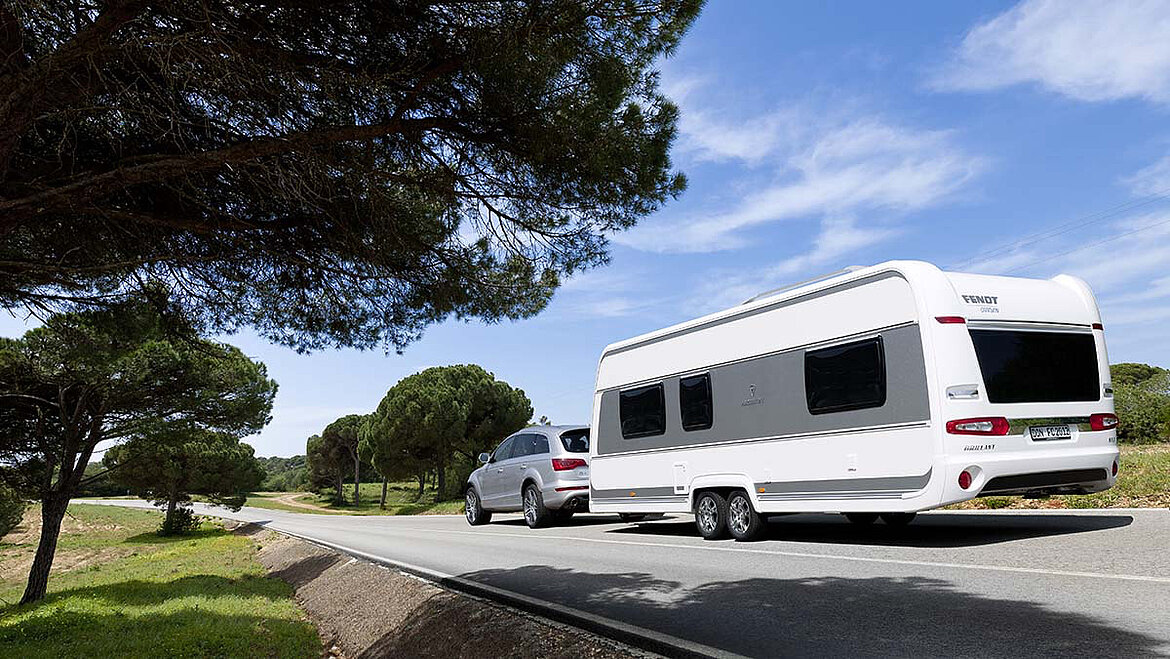 Wohnwagen auf Straße