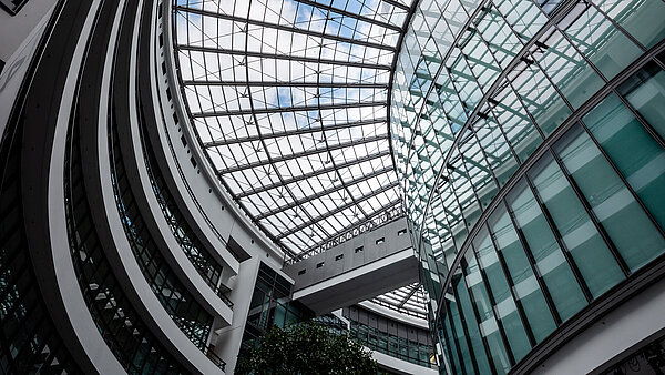 Blick auf die gebogene Glasfassade und das filigrane Dach im BMW Group Forschungs- und Innovationszentrum FIZ.