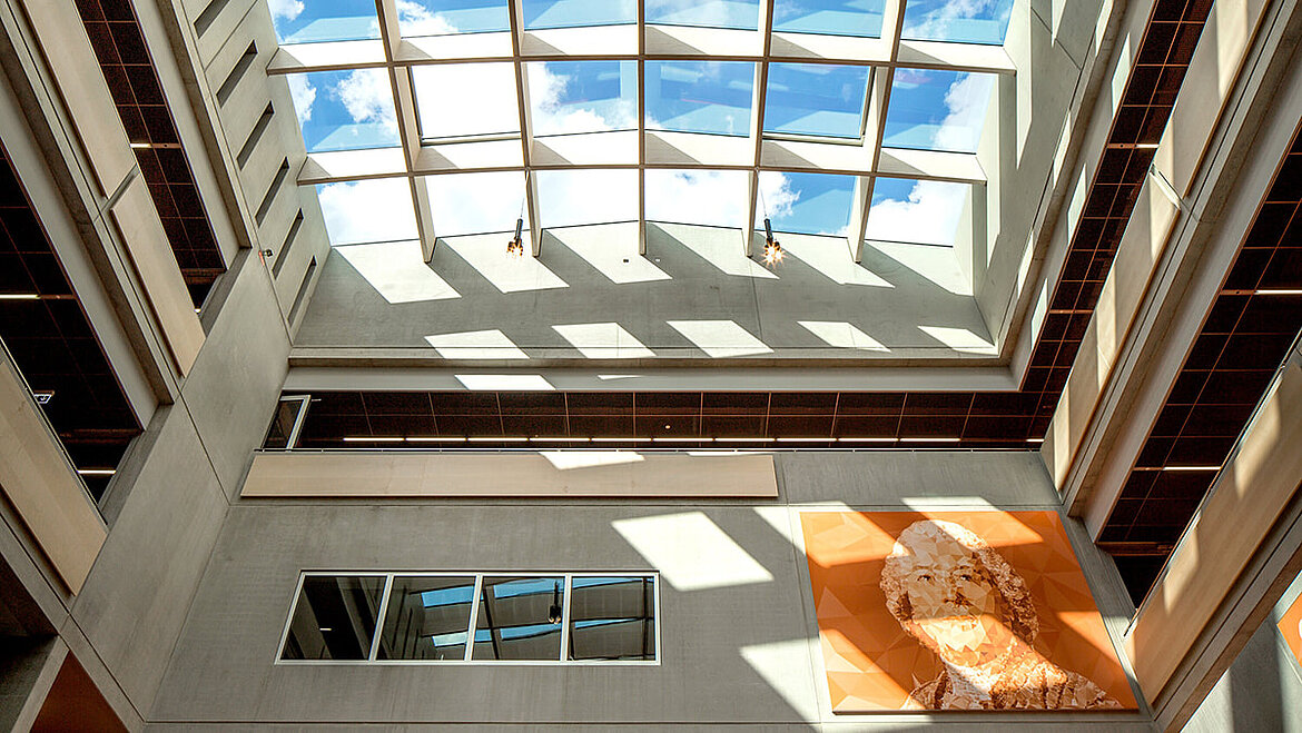 Atrium des Willibald-Gluck-Gymnasiums mit abgehenden Gängen und großem Glasdach PR60