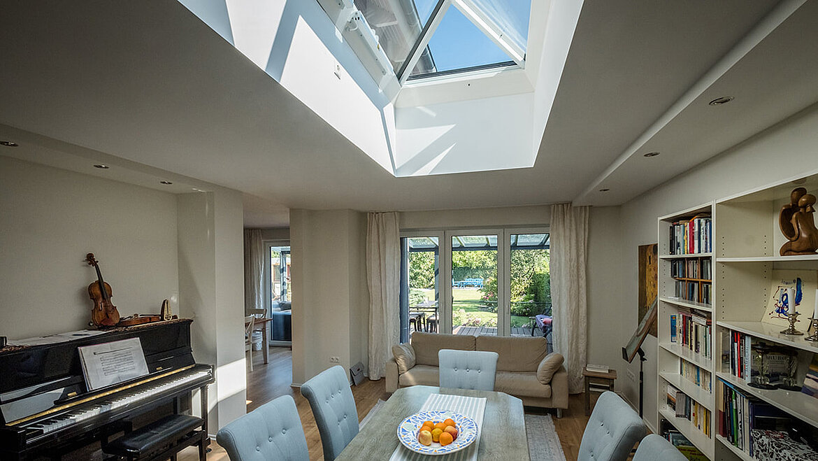 LAMILUX Flachdach Fenster FE als Walmdach über dem renovierten Essbereich