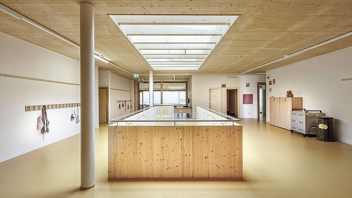 Schule in Lioano, Italien, mit verbauter Glasarchitektur PR60