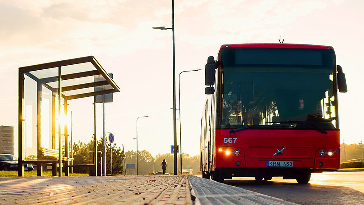Roter Linienbus an einer Bushaltestelle