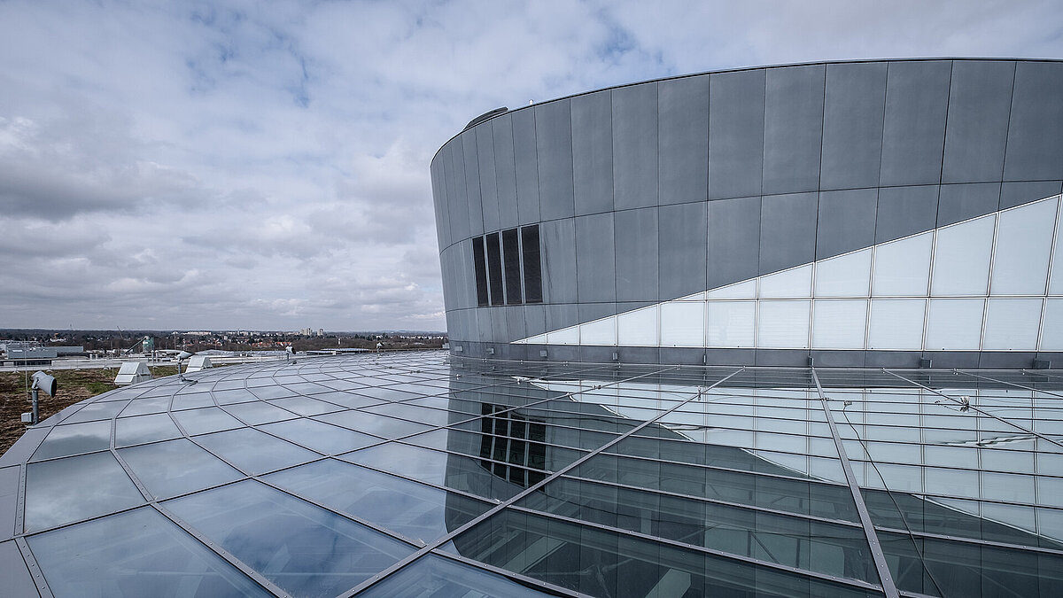 Dachansicht des BMW Group Forschungs- und Innovationszentrums (FIZ) mit moderner Glasfassade und innovativer Architektur.