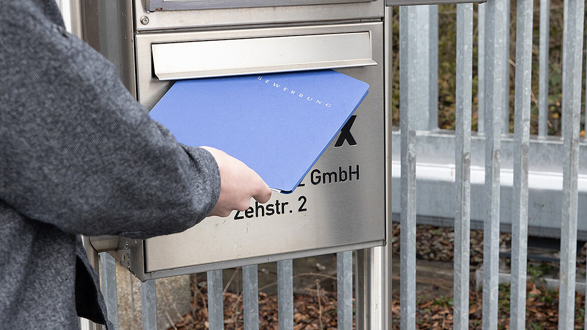 Die Bewerbung versenden Bei LAMILUX kannst du die Bewerbung per Post oder online einreichen