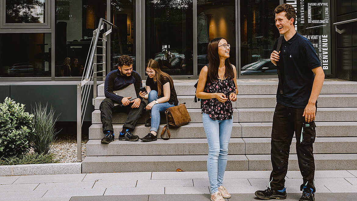 Sozialkompetenz: Schüler im Gesrpäch | karriereblog by LAMILUX