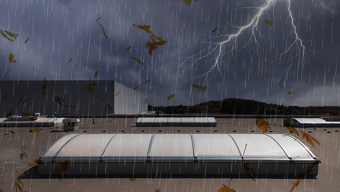 Flachdach mit Oberlichtern während eines Gewitters mit Regen und Blitz