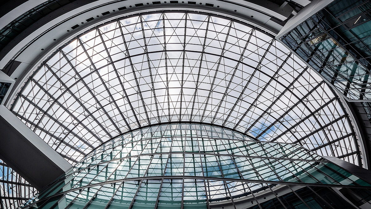 Großflächige, gewölbte Glasdachkonstruktion im BMW Group Forschungs- und Innovationszentrum (FIZ) mit beeindruckendem Lichteinfall und moderner Architektur.