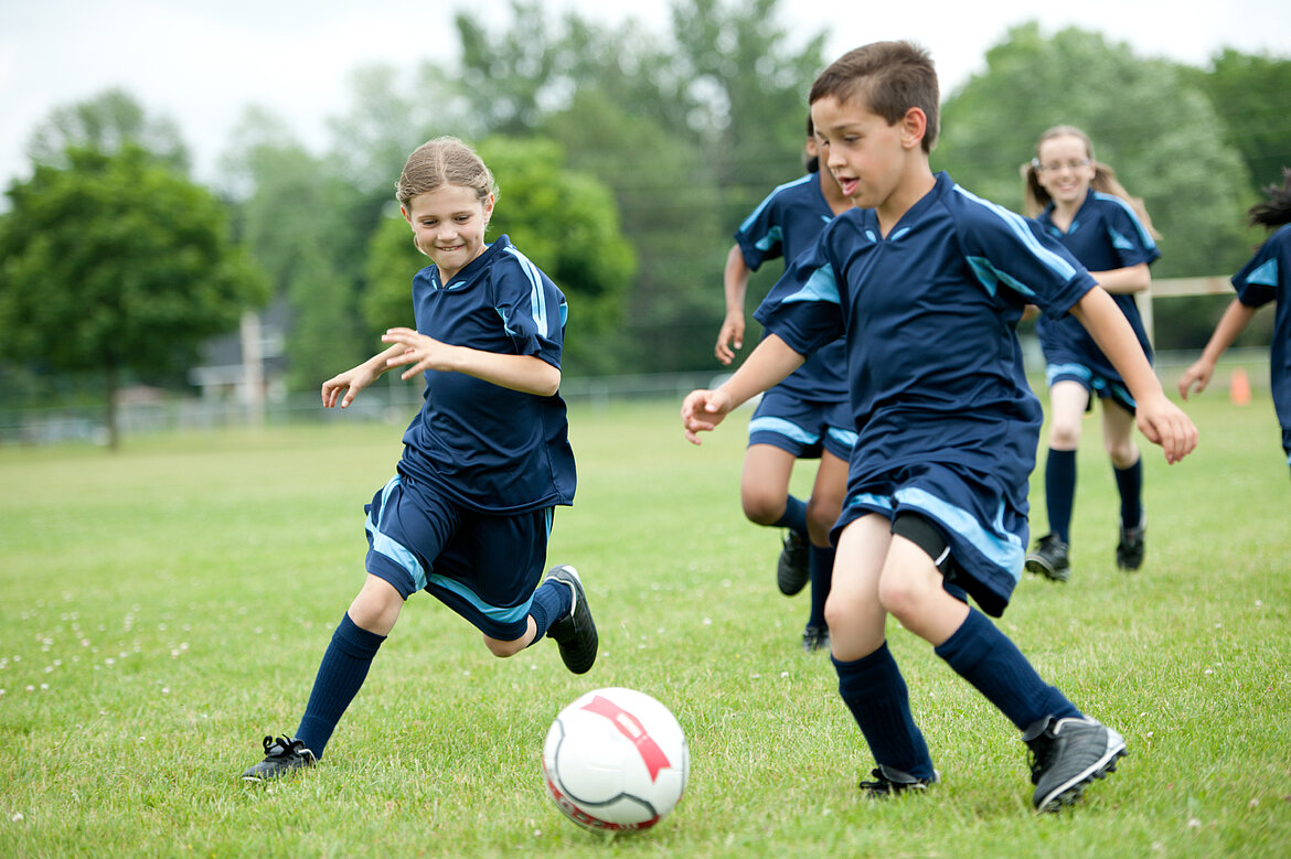 Kindergruppe spielt Fußball