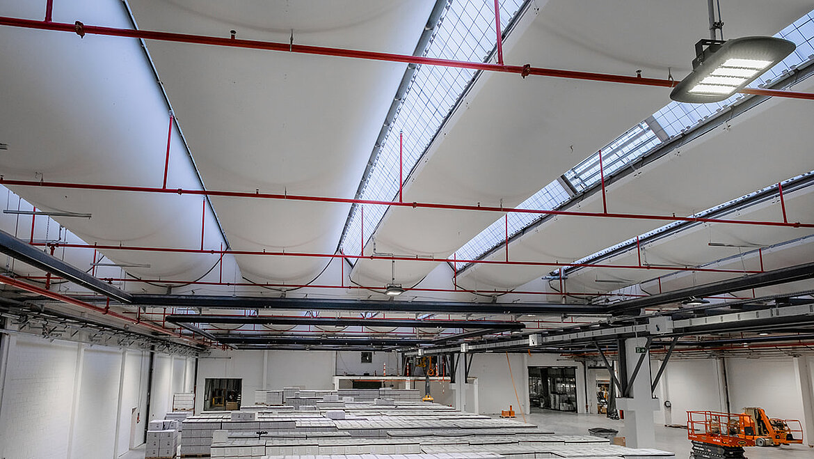 Lichtband in einer Logistik Industriehalle, Innenansicht