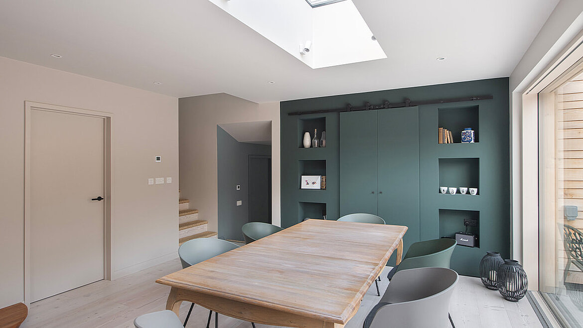 Modernes Dachfenster in einem hellen Wohnraum mit viel Tageslicht und guter Wärmedämmung.