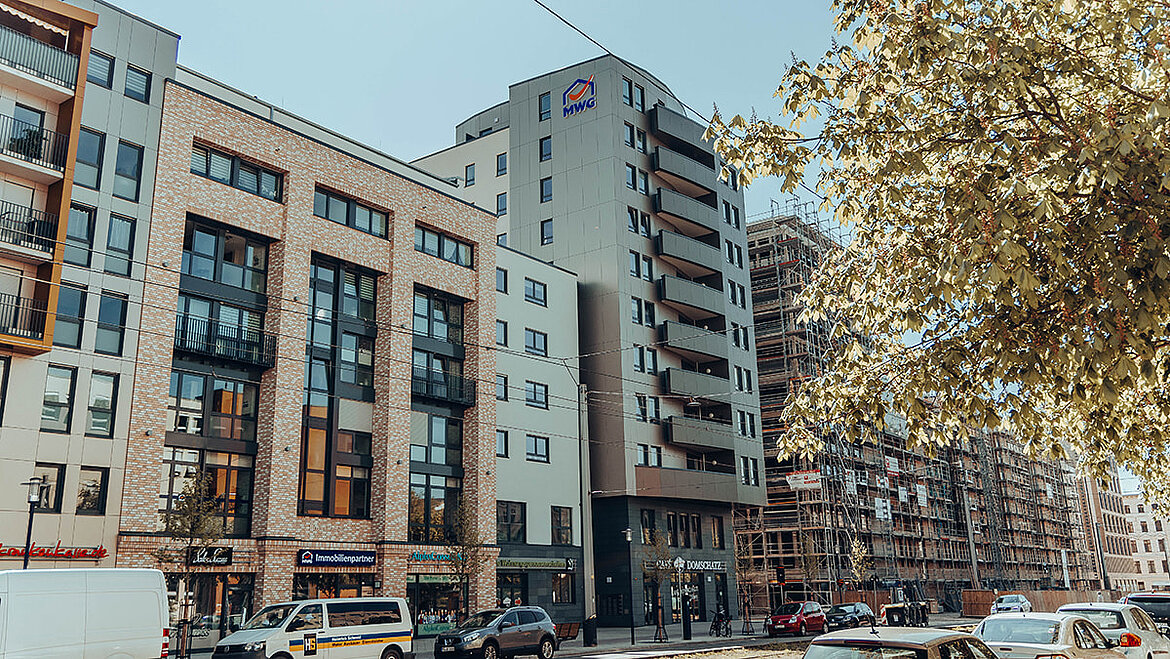 Mehrstöckiges Wohn- und Geschäftsgebäude an belebter Stadtstraße