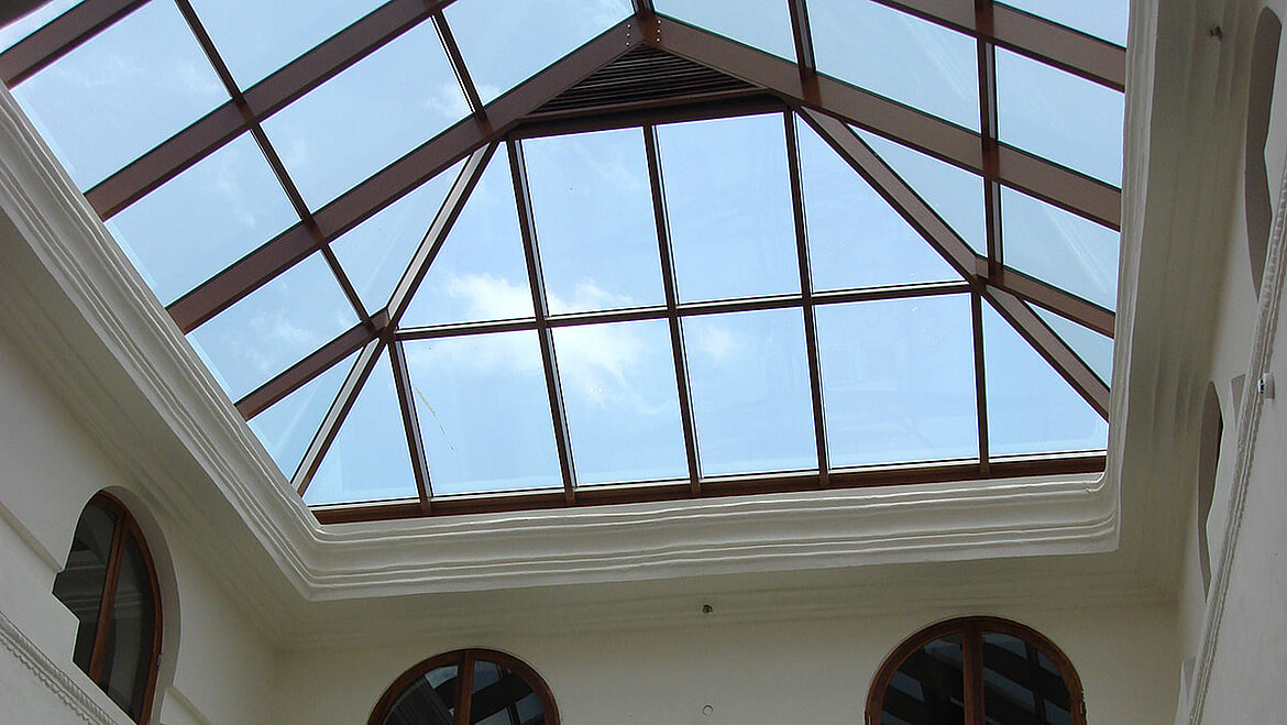 Sanierung eines denkmalgeschützten Gebäudes mit einem Glasdach