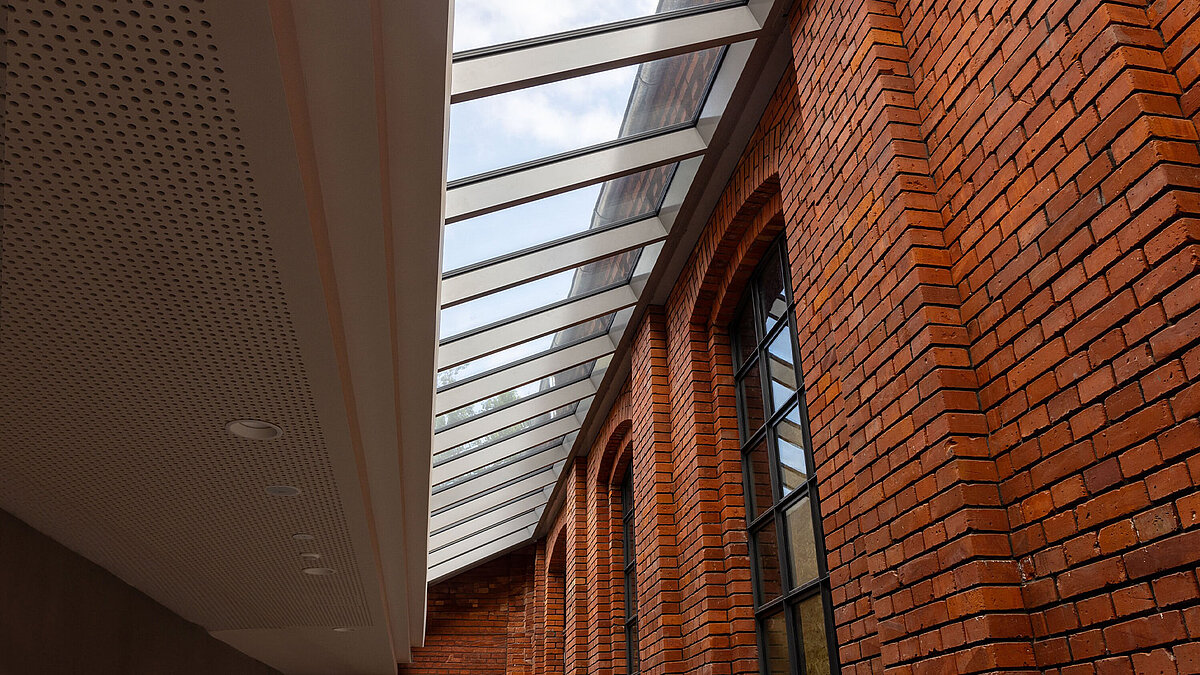 Glasdach und Backsteinwände