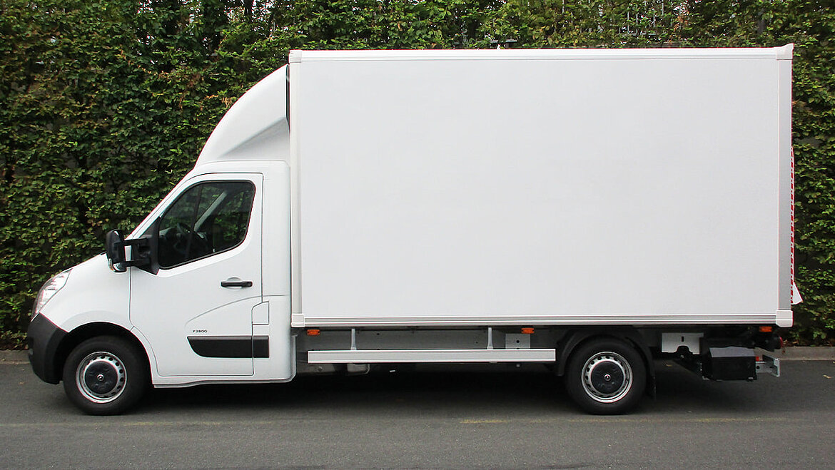 Weißer Kastenwagen von der Seite
