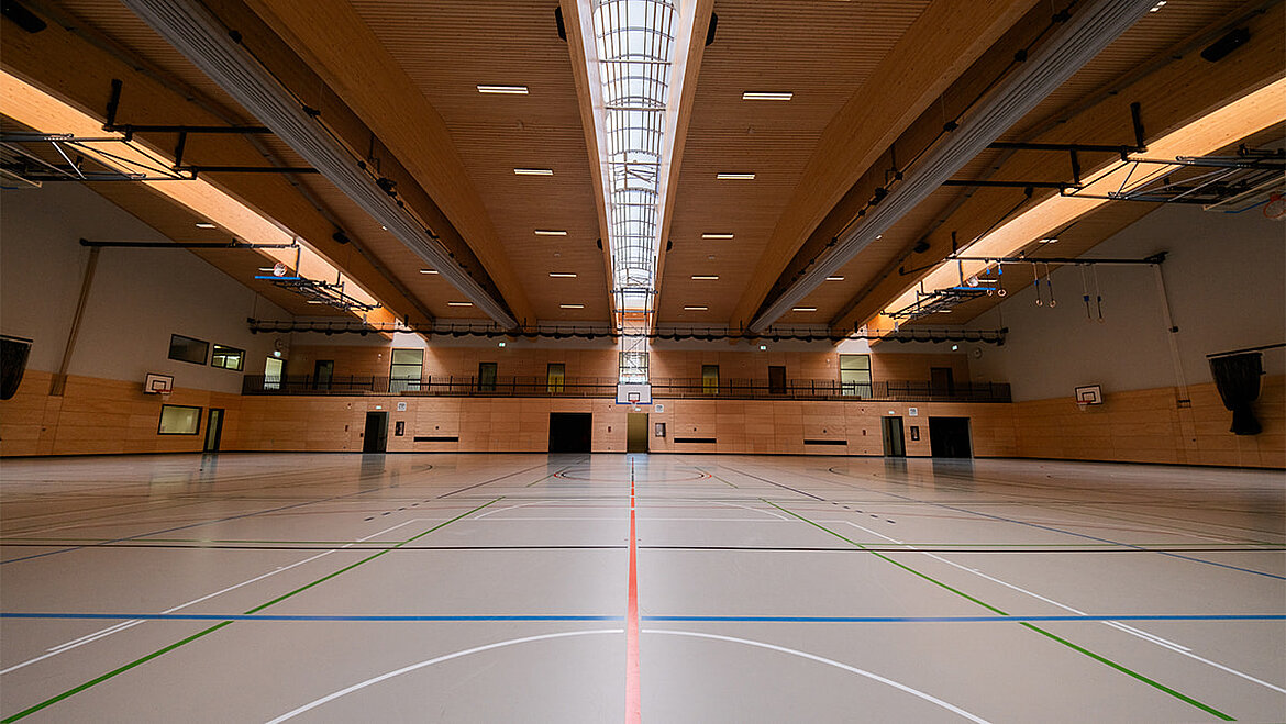 Sporthalle mit LAMILUX Lichtband