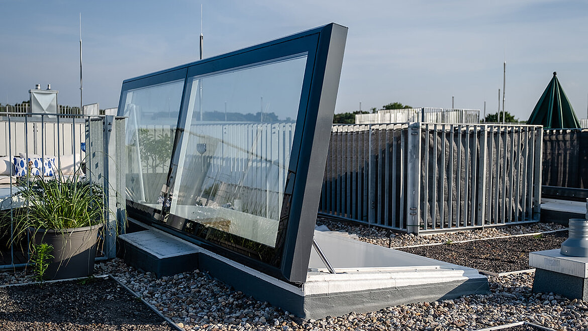 Flachdach Ausstieg Komfort Swing auf einer Dachterrasse