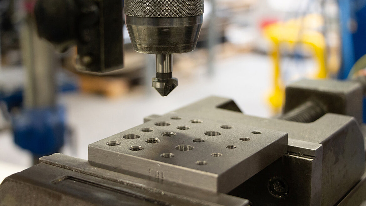 Bohrmaschine in der Lehwerkstatt von LAMILUX