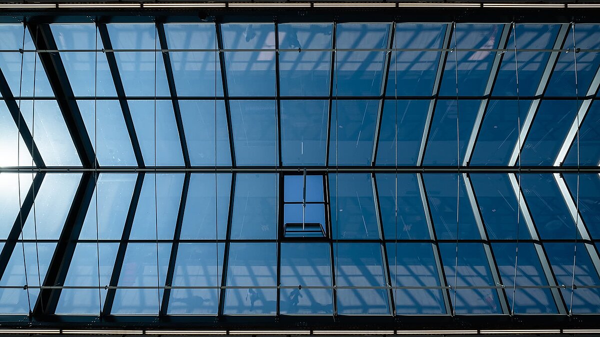 Blick auf des LAMILUX Glasdach PR60 m Outlet Center Selb mit Gitterkonstruktion und Tageslichteinfällen.