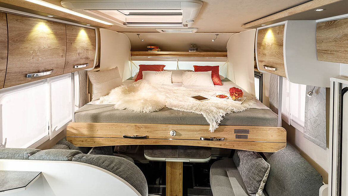 Hubbett im Wohnbereich des Wohnmobils