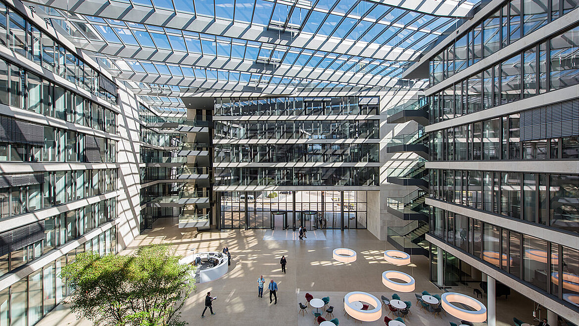Glasdach über dem Innenhof des FGS Campus Bonn mit Restaurant und stilvoller Innenarchitektur