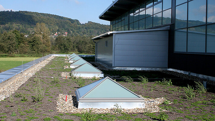 LAMILUX Flachdach Fenster als Pyramide / Walmdach - Sporthalle Hersbruck