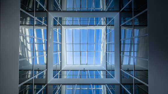  Blick nach oben im Atrium der Bertha-von-Suttner-Realschule in Köln mit großen Glasflächen und Tageslichteinfall.