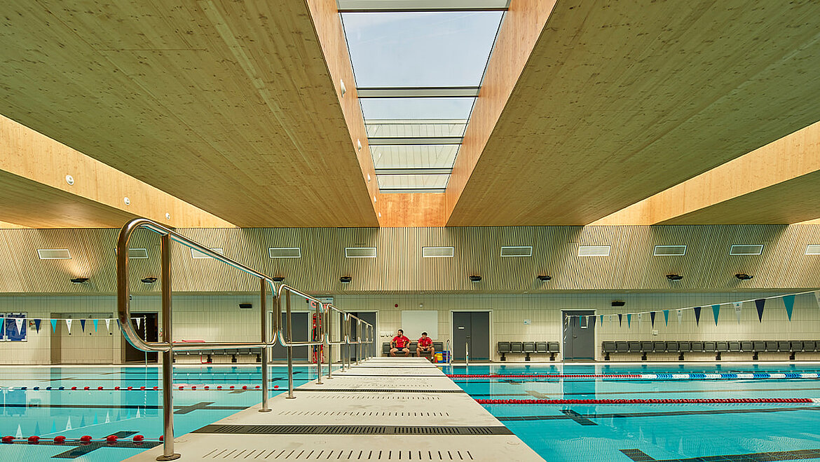 Schwimmhalle mit Tageslichtelementen