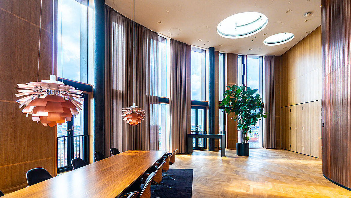 Moderner Konferenzraum mit runden Oberlichtern, großen Fenstern und Holzwänden.
