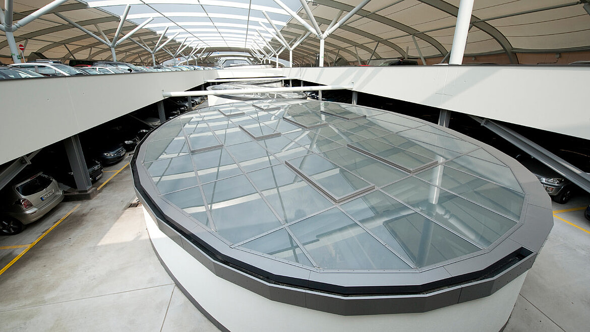 Parkdeck mit Glasdach auf Rhein-Galerie Glasdach mit NRWG-Doppelklappen auf der Rhein-Galerie in Ludwigshafen | insights by LAMILUX