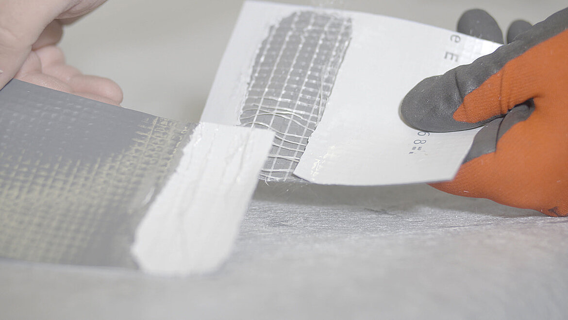 Schertest nach Schweißprobe an einer PVC-Abdichtungsbahn | insights by LAMILUX