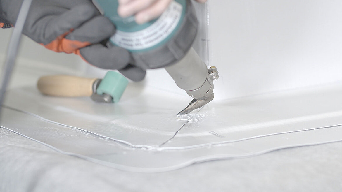 Glättung des Kapillarkanals der PVC-Abdichtunsbahn am LAMILUX-Aufsatzkranz | insights by LAMILUX