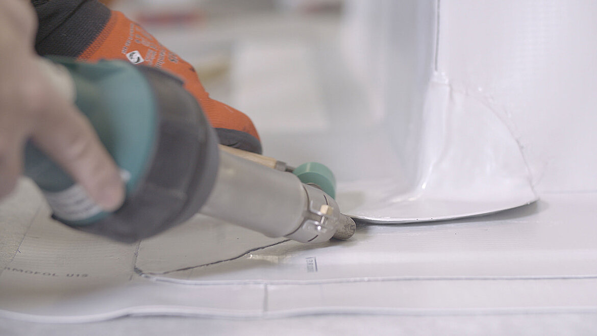 Vorgefertigte Lichtkuppelecke zur Abdichtung der wasserführenden Ebene am Aufsatzkranz | insights by LAMILUX