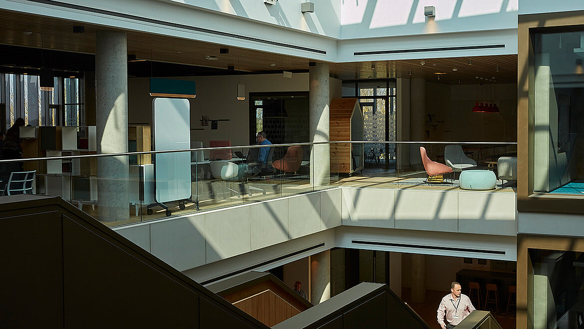 Modernes Atrium mit Oberlichtern, das viel Tageslicht hereinlässt.