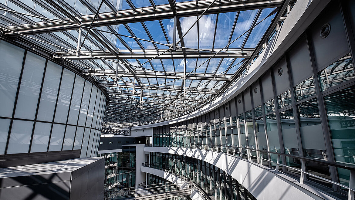 Tageslicht durchflutet das Forschungs- und Innovationszentrum von BMW filigrane und aufwendige Glasdachkonstruktion BMW | insights by LAMILUX