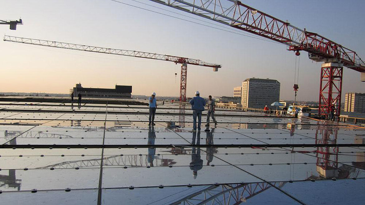 Glasdach mit Kran und Bauarbeitern Glasdach des Nuovo Centro Congressi während der Bauphase | insights by LAMILUX