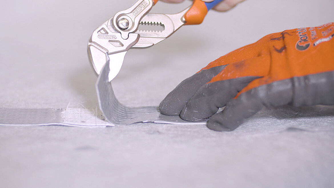 Handgriffe bei einer Schweißprobe mit PVC | insights by LAMILUX