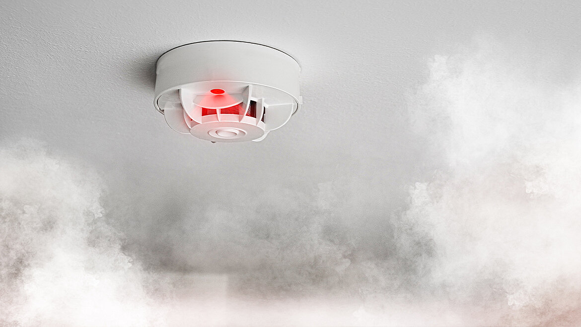Rauchmelder erkennen frühzeitig einen Brand. Rauchmelder blinkt aufgrund von Brandrauch | insights by LAMILUX