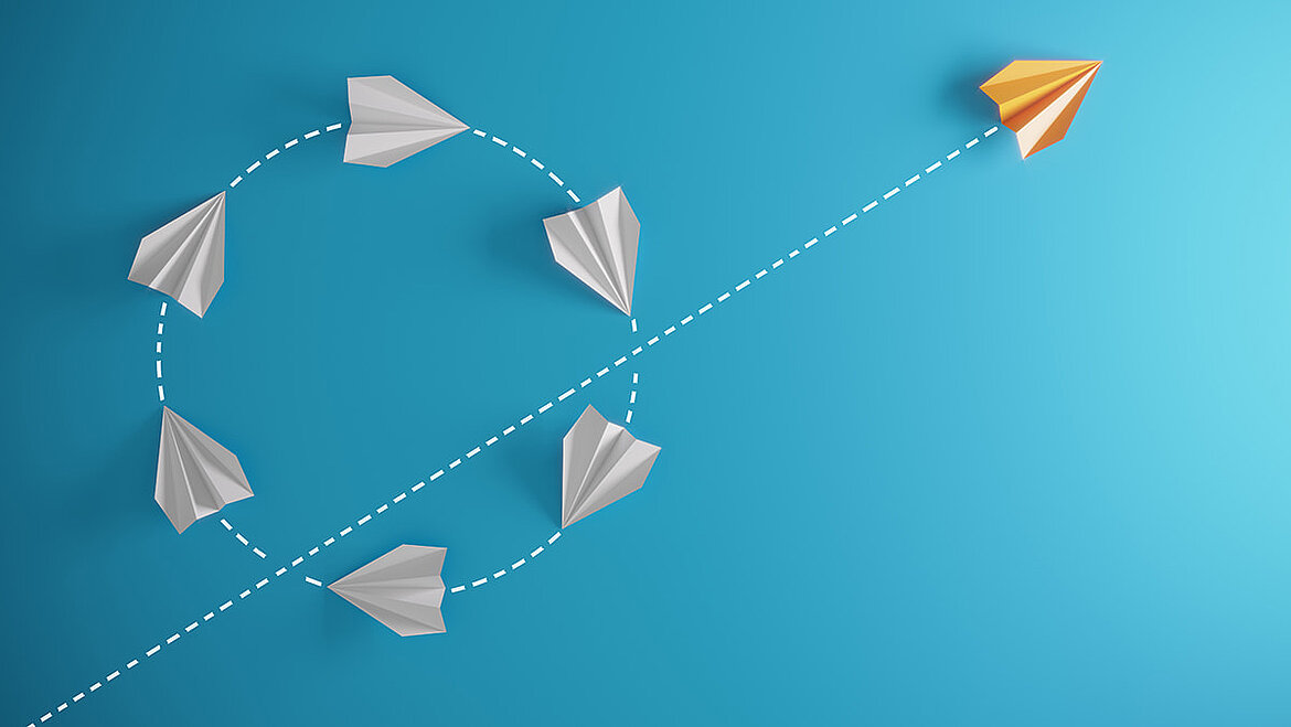 Prozesskreis mit Papierfliegern: Ganzheitlich Materialauswahl im Fahrzeugbau denken Papierflieger symbolisieren Kreislauf mit Störung | insights by LAMILUX