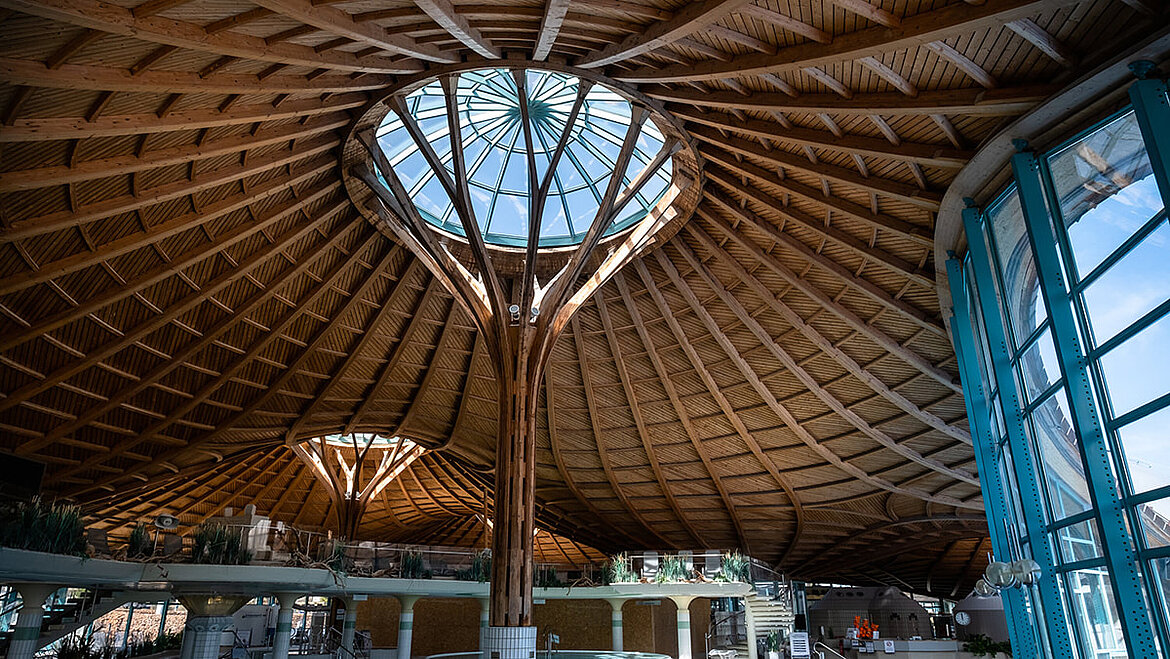 Einzigartige Glasdachkonstruktionen für das bestehende Dach der Solemar Therme