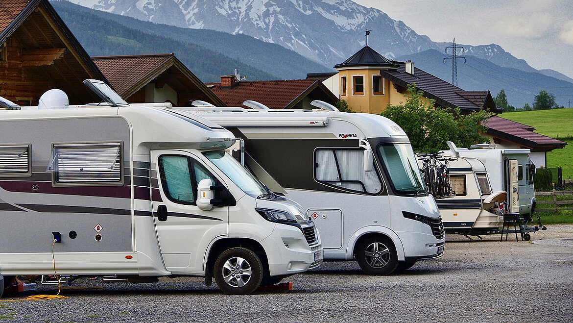 Caravane vor Bergpanorama | insights by LAMILUX
