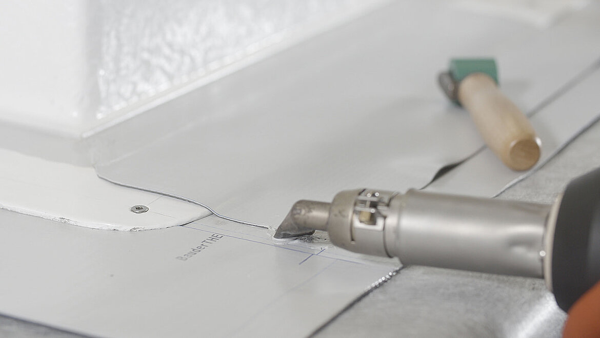 Kapillarkanal an PVC-Abdichtungsbahn glätten | insights by LAMILUX