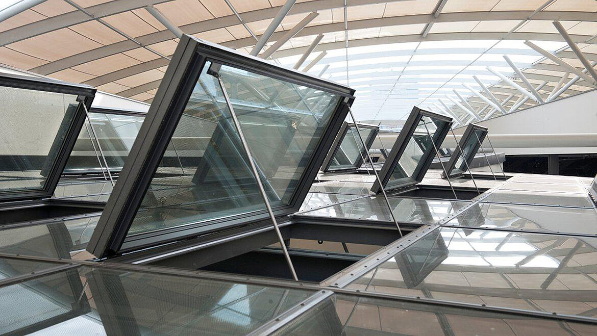 Geöffnete Rauch- und Wäremabzugsklappen im Glasdach Glasdach der Rhein-Galerie Ludwigshafen mit geöffneten NRWG | insights by LAMILUX