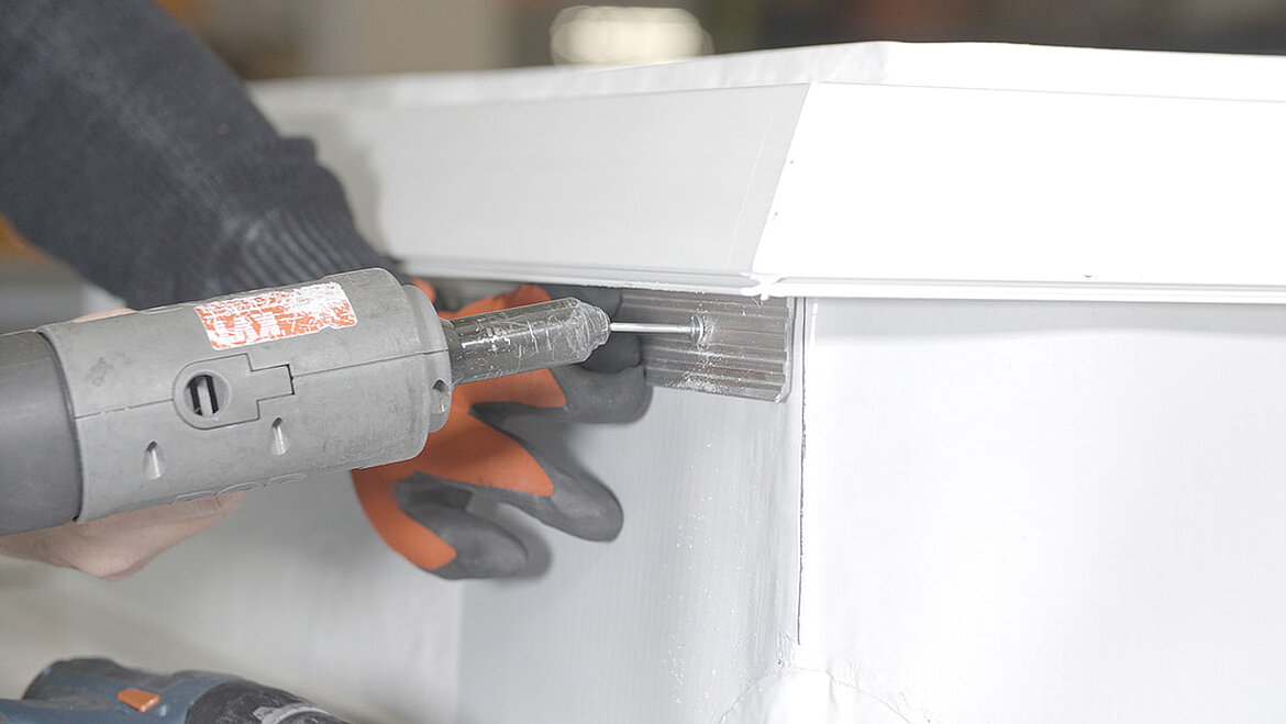 LAMILUX-Klemmleiste fixiert PVC-Abdichtungsbahn | insights by LAMILUX