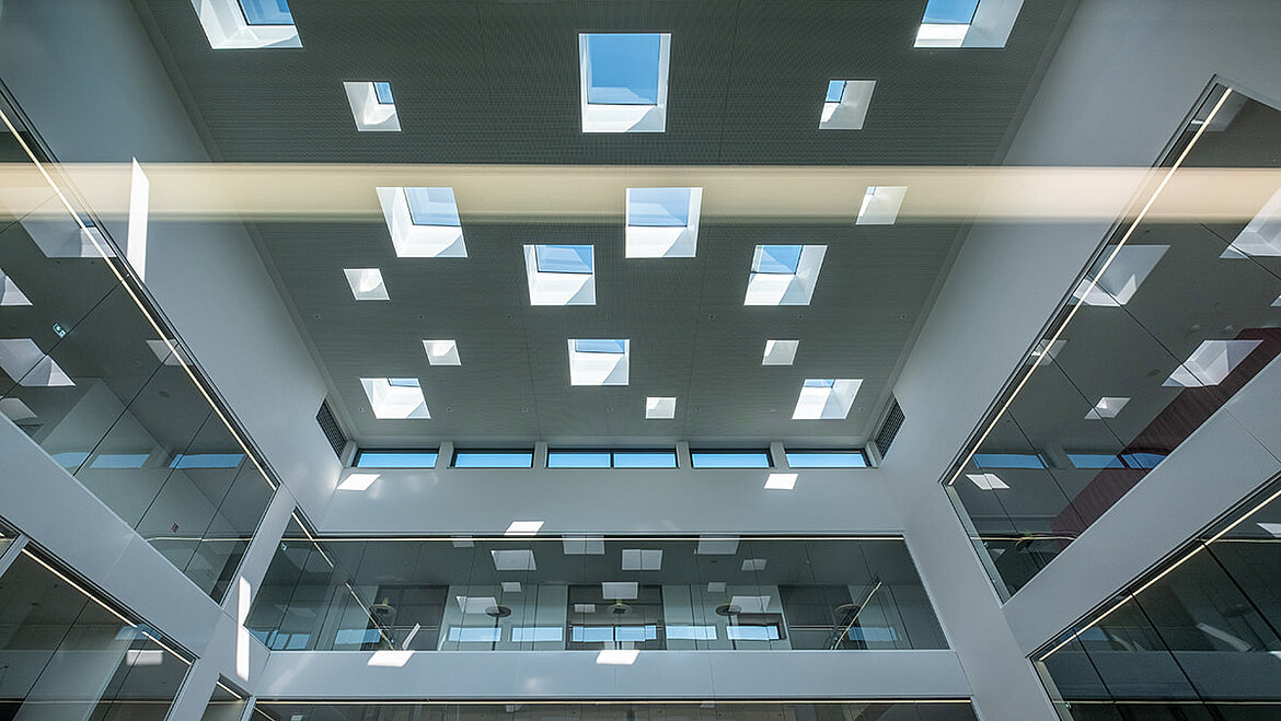 Decke mit zahlreichen Flachdach Fenstern in einem modernen Gebäude.