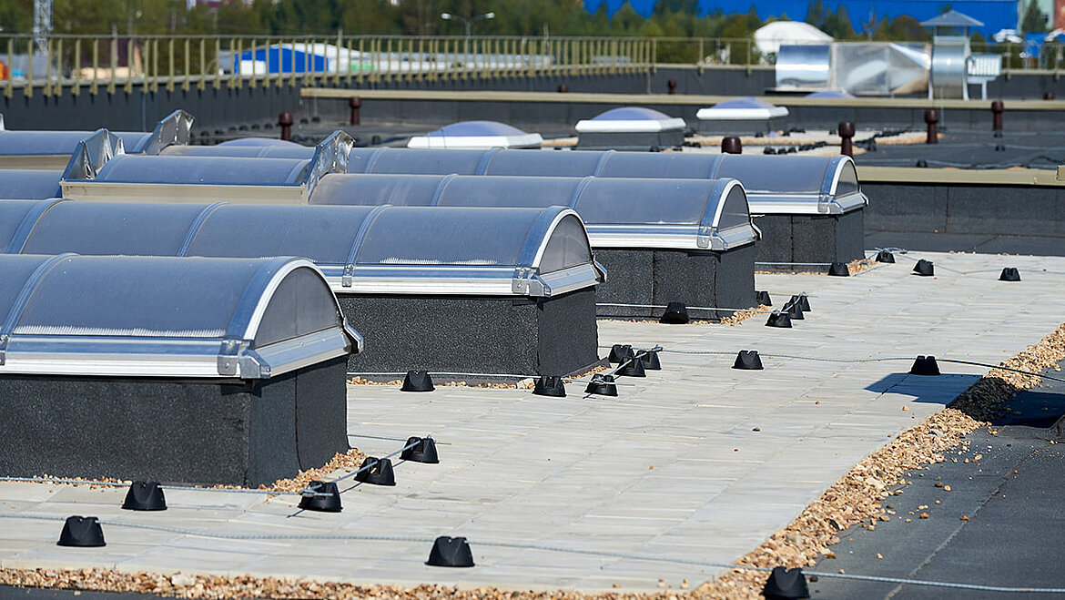 Sanierung eines Flachdachs auf einer Industriehalle mit LAMILUX Lichtbändern | insights by LAMILUX