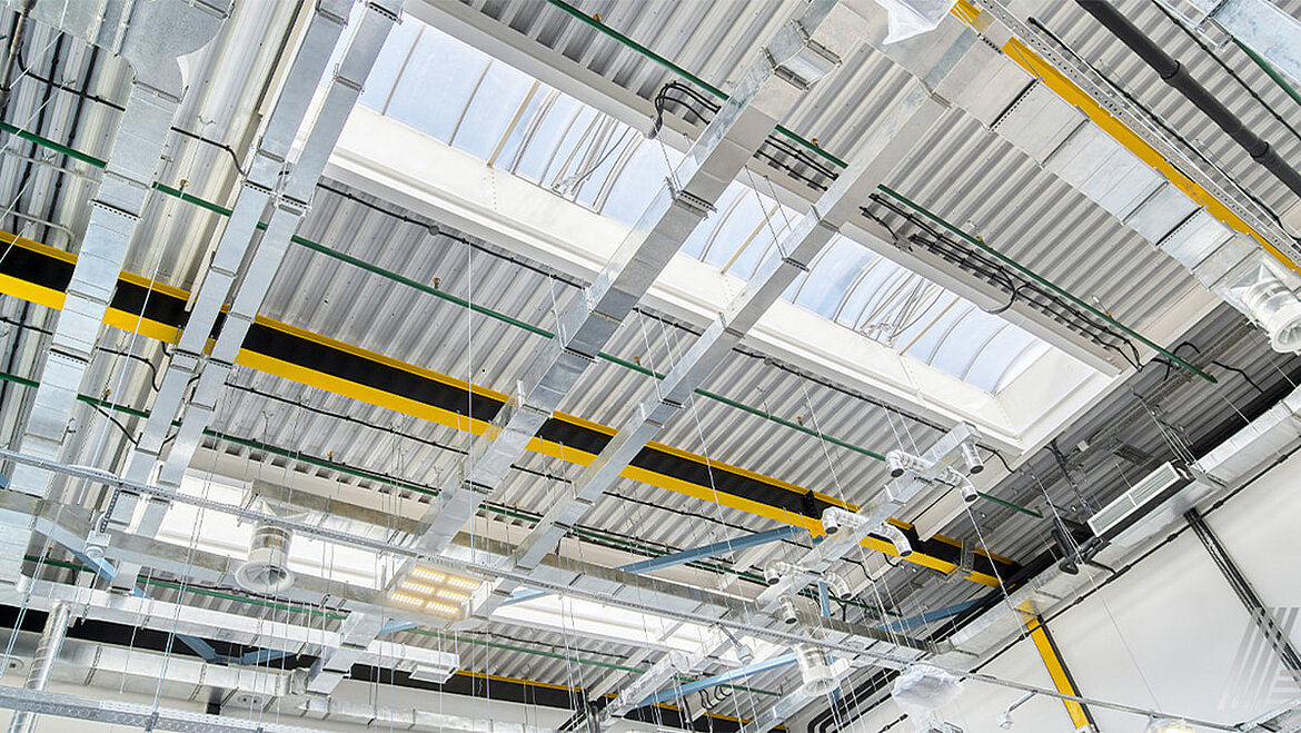 Industriehalle einer Bekleidungsfirma mit LAMILUX Lichtbändern | insights by LAMILUX