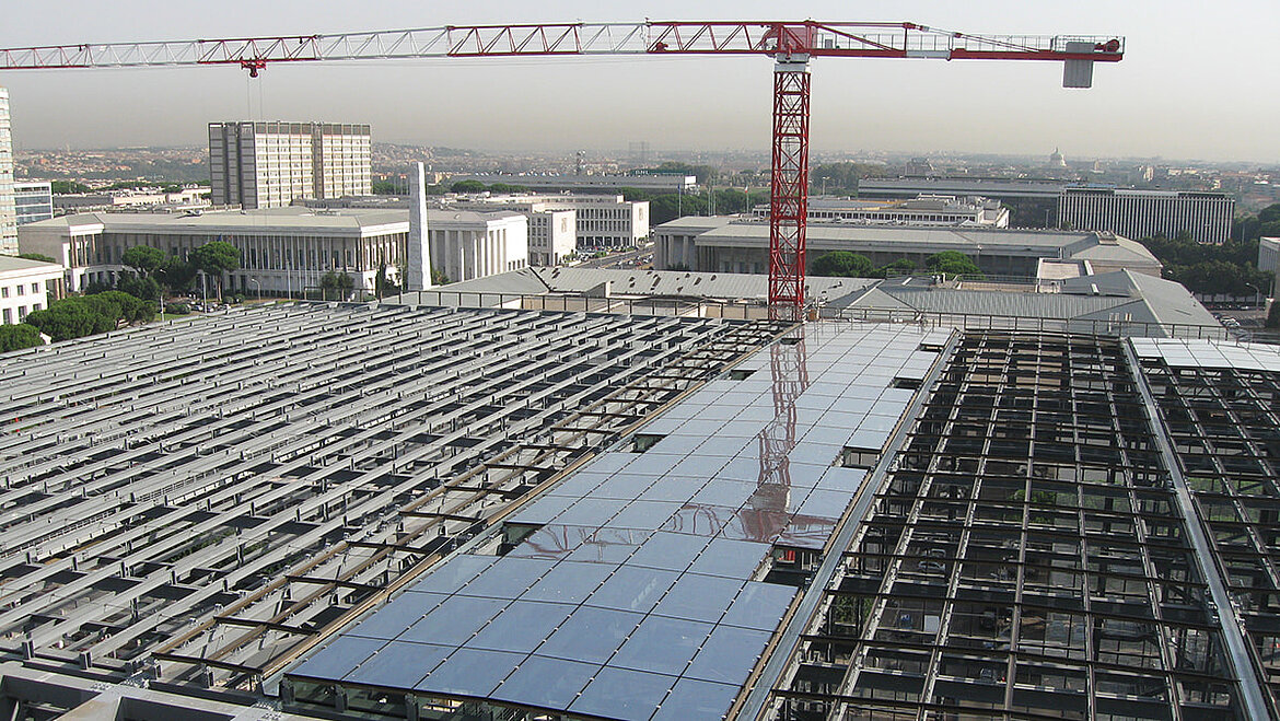 Glasdach im Bau mit Kran Bau des Glasdach auf dem römischen Kongresszentrum | insights by LAMILUX
