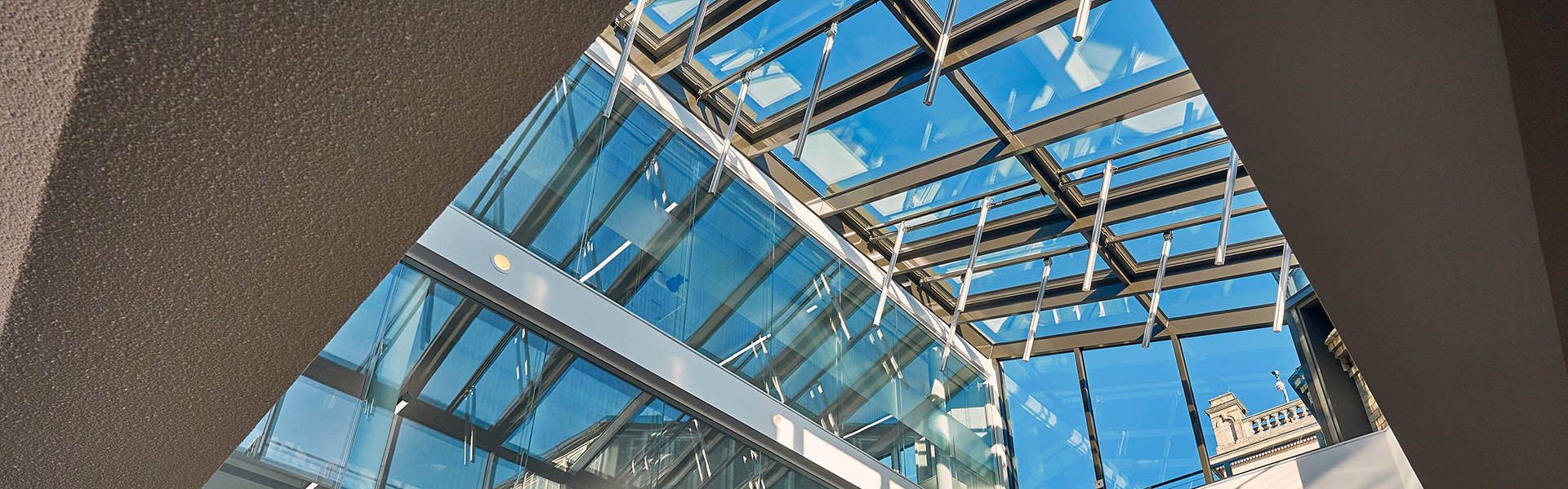 Innenaufnahme eines modernen Atriums mit Glasdach und natürlichem Licht