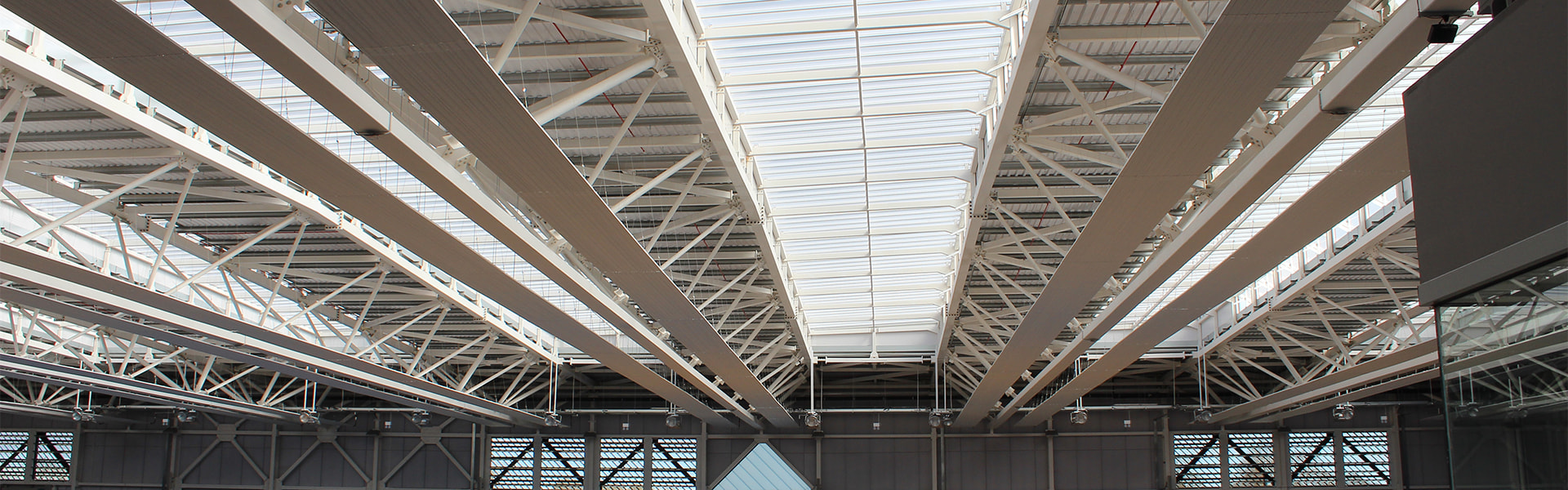 Lichtband von LAMILUX über einer Sporthalle